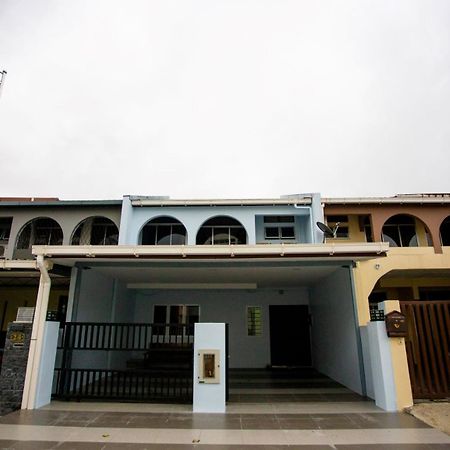 Hom2Rex Kuching Homestay Taman Timberland Экстерьер фото